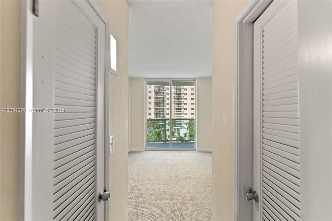 For Rent: $2,000 (1 beds, 1 baths, 1000 Square Feet)
