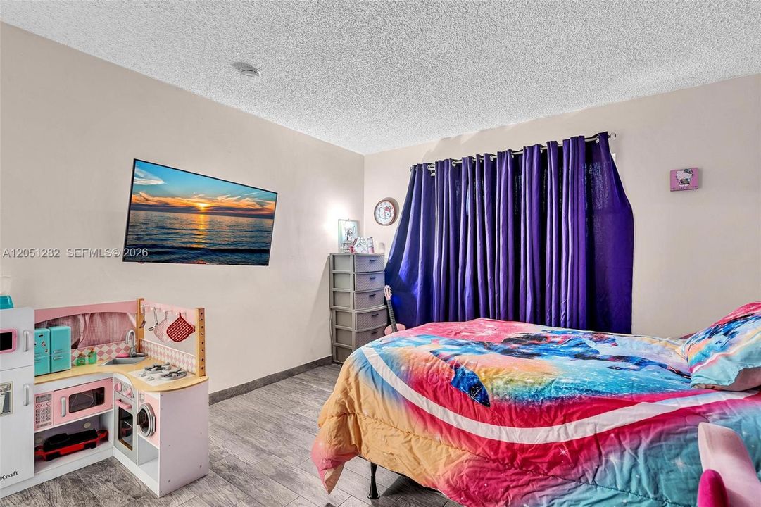 En Venta: $549,990 (3 camas, 2 baños, 1952 Pies cuadrados)