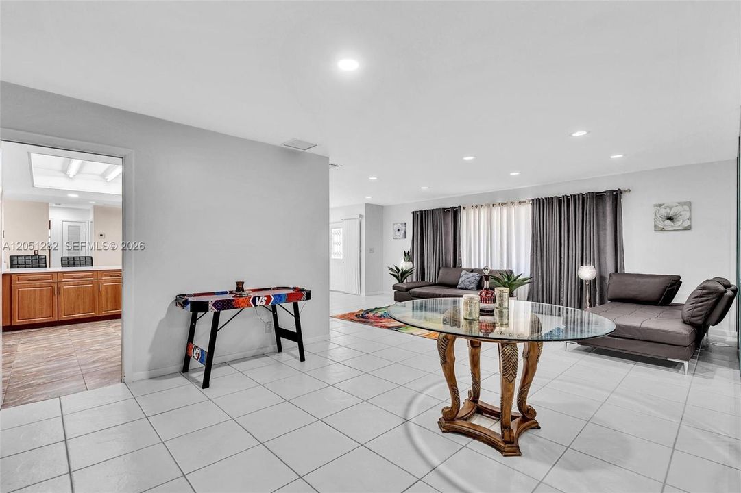 En Venta: $549,990 (3 camas, 2 baños, 1952 Pies cuadrados)