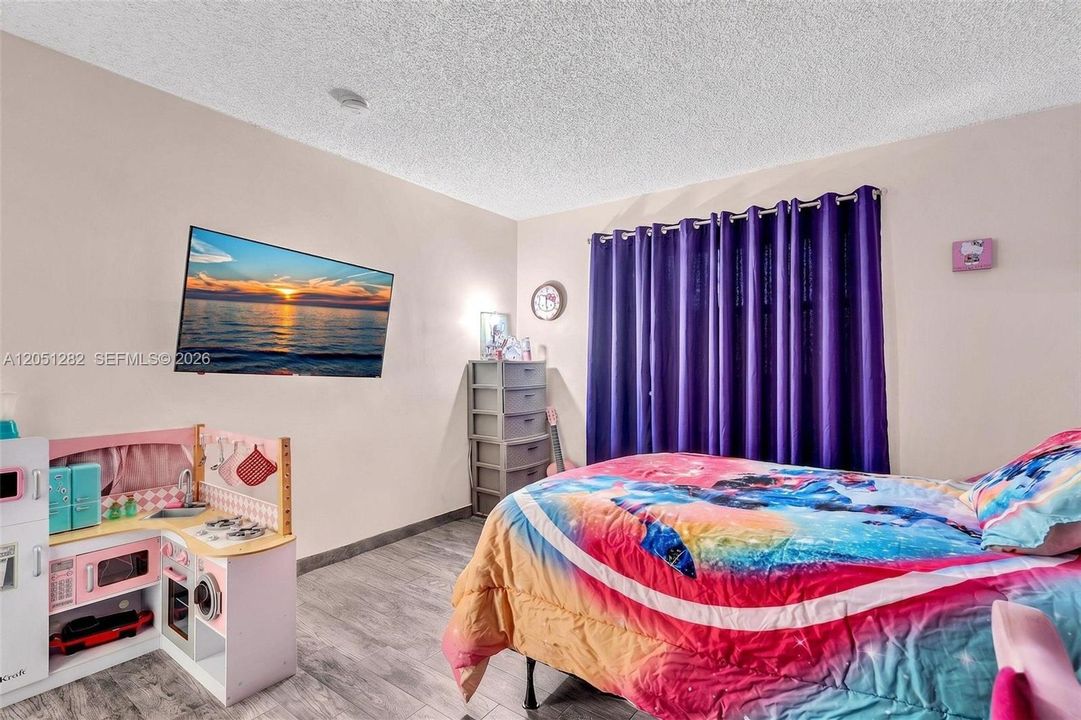 En Venta: $549,990 (3 camas, 2 baños, 1952 Pies cuadrados)