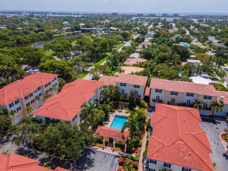 Courtyards of Lake Worth