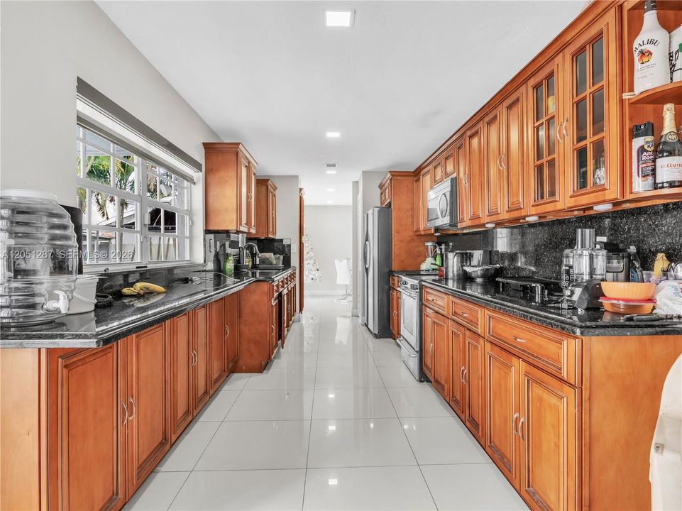 В аренду: $4,350 (4 спален, 2 ванн, 1681 Квадратных фут)