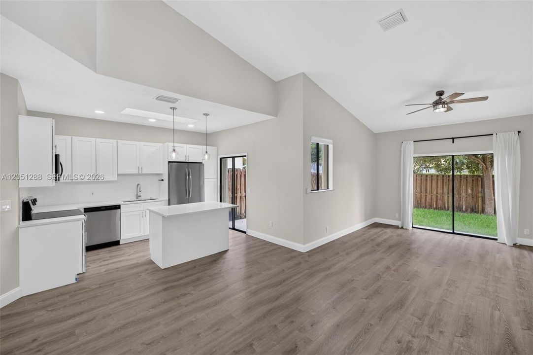 En Venta: $465,000 (4 camas, 2 baños, 1366 Pies cuadrados)