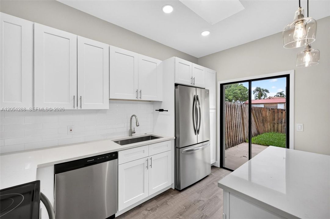 En Venta: $465,000 (4 camas, 2 baños, 1366 Pies cuadrados)