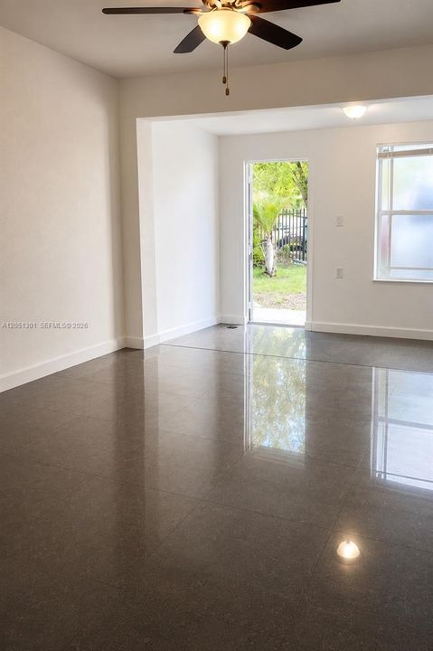 待售: $479,999 (4 贝兹, 2 浴室, 1317 平方英尺)