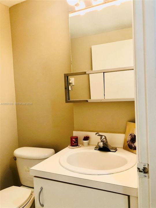 For Rent: $2,150 (2 beds, 2 baths, 886 Square Feet)