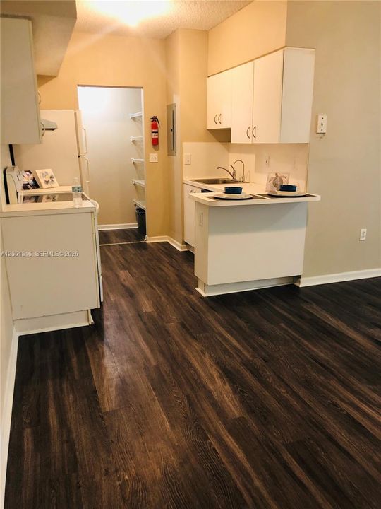 For Rent: $2,150 (2 beds, 2 baths, 886 Square Feet)