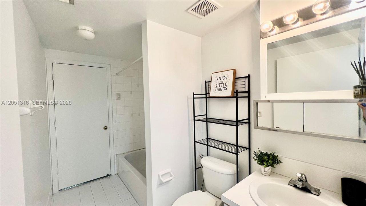 For Rent: $2,150 (2 beds, 2 baths, 886 Square Feet)