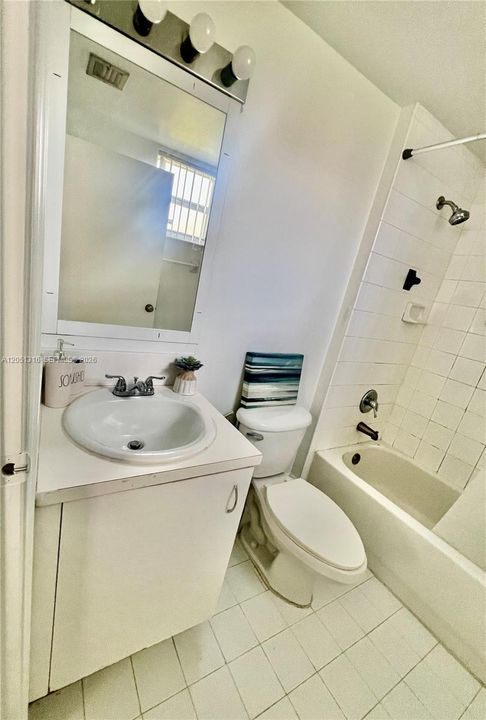 For Rent: $2,150 (2 beds, 2 baths, 886 Square Feet)