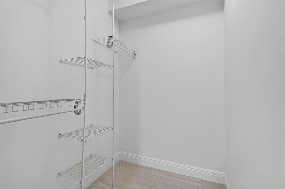 WALK IN CLOSET