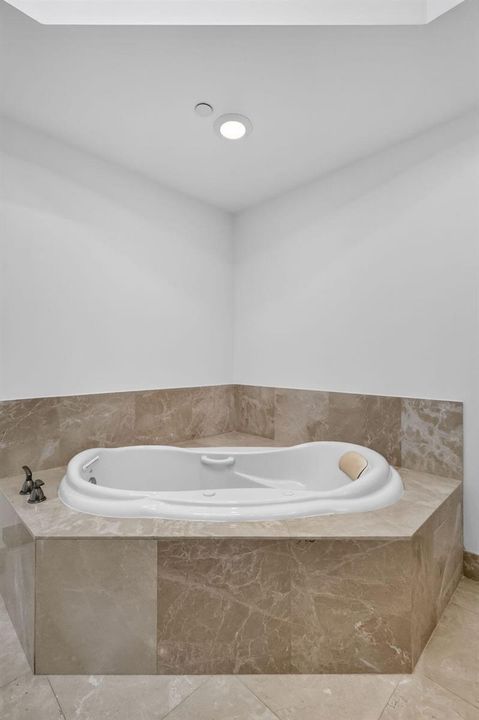 JACUZZI