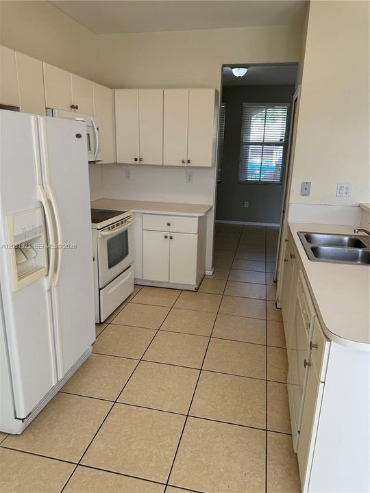 For Rent: $2,950 (3 beds, 2 baths, 1476 Square Feet)