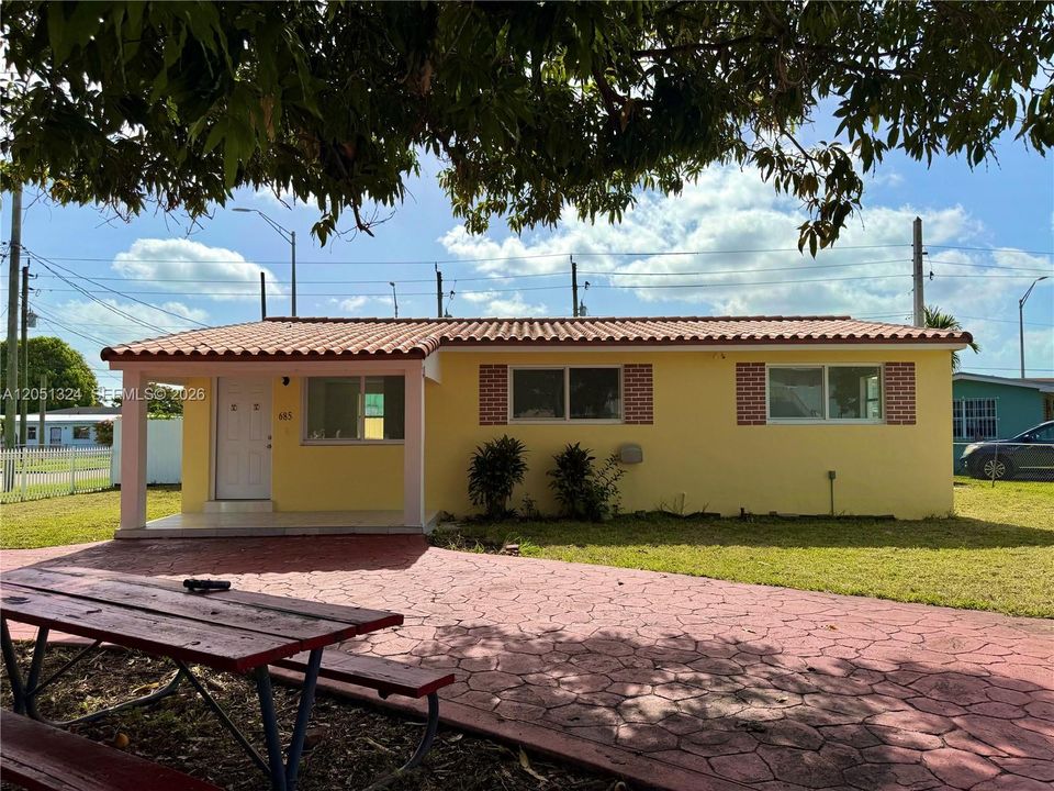 For Sale: $509,000 (3 beds, 1 baths, 1000 Square Feet)