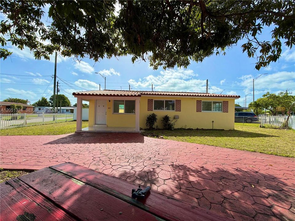 For Sale: $509,000 (3 beds, 1 baths, 1000 Square Feet)