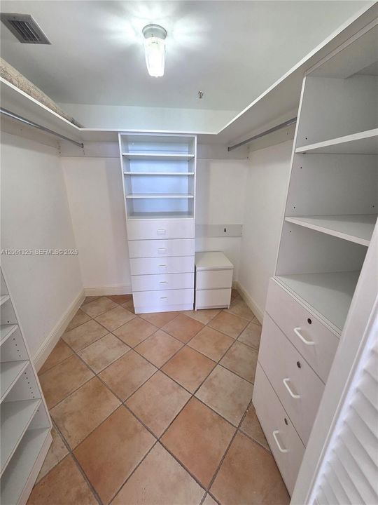 Activo con contrato: $2,850 (1 camas, 1 baños, 1075 Pies cuadrados)