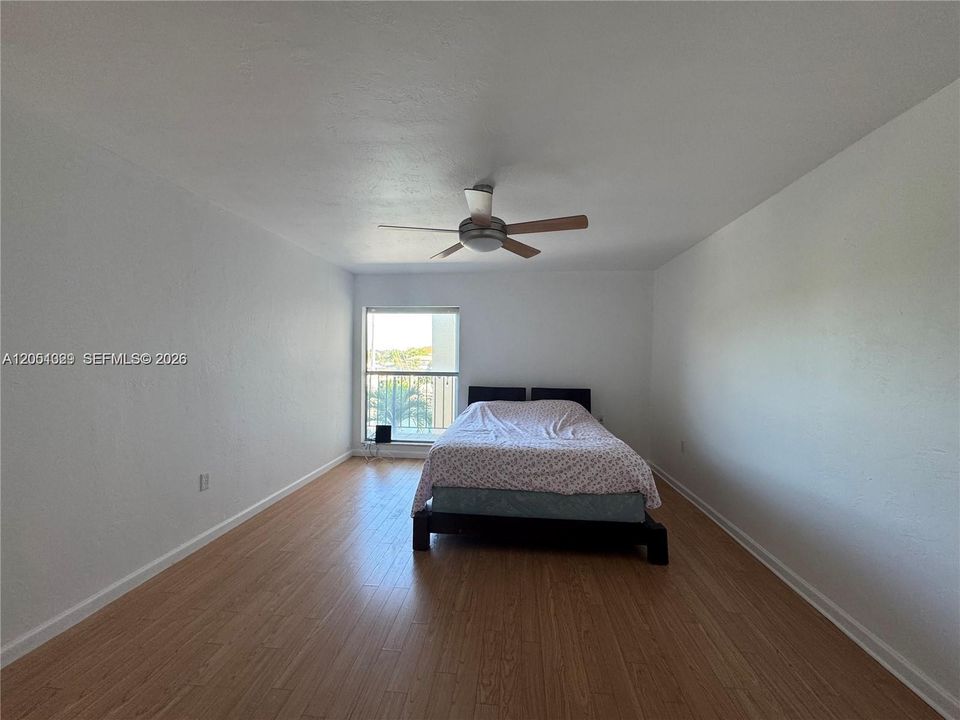 For Rent: $2,100 (1 beds, 1 baths, 900 Square Feet)