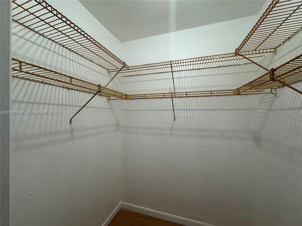 For Rent: $2,100 (1 beds, 1 baths, 900 Square Feet)