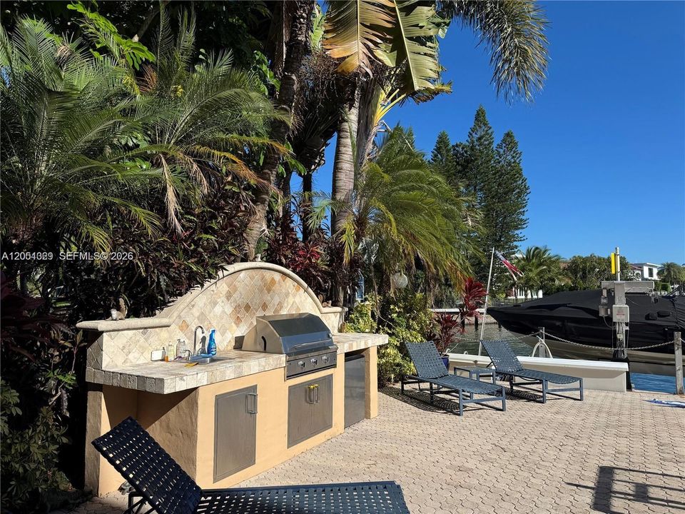 For Rent: $2,100 (1 beds, 1 baths, 900 Square Feet)