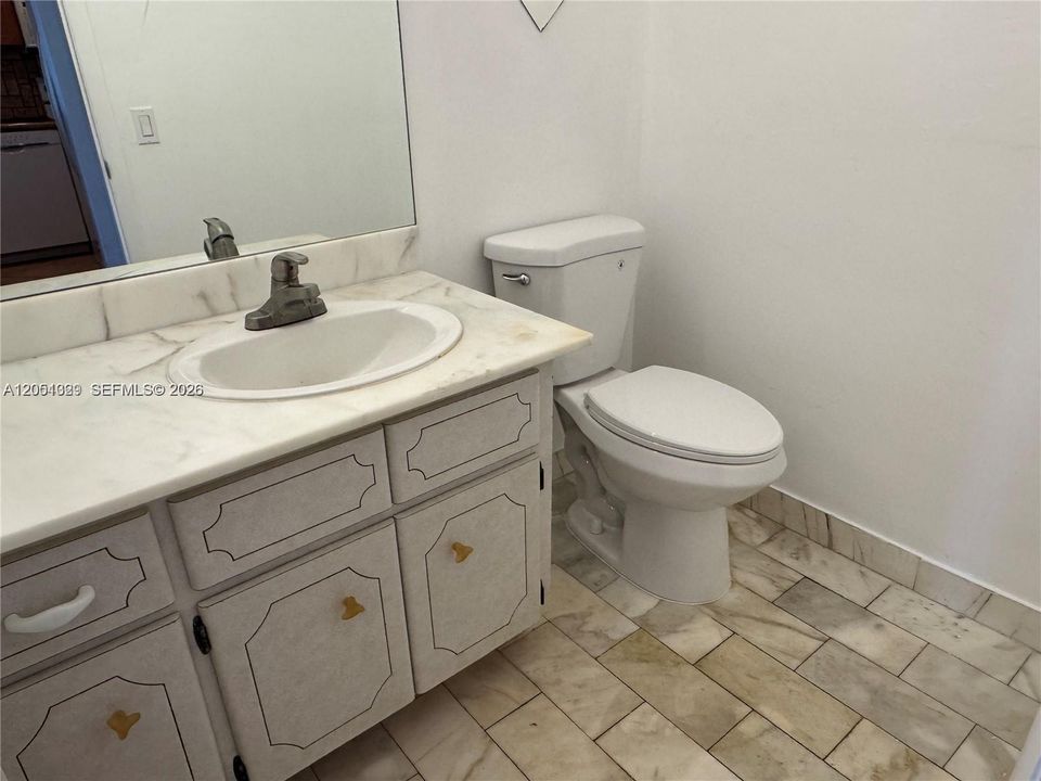 For Rent: $2,100 (1 beds, 1 baths, 900 Square Feet)