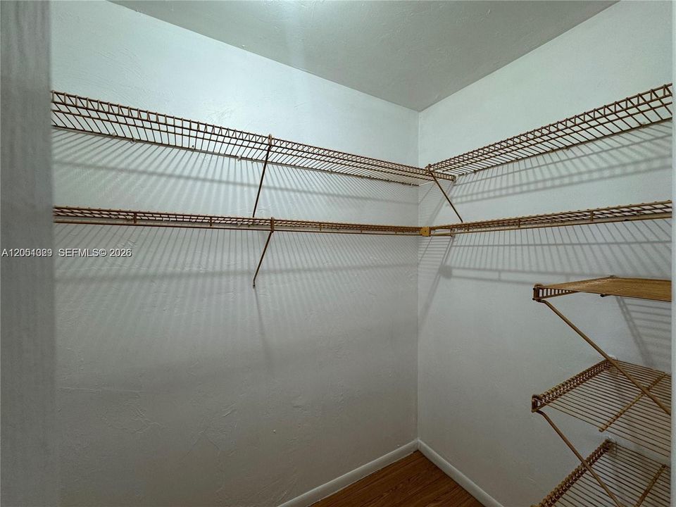 For Rent: $2,100 (1 beds, 1 baths, 900 Square Feet)