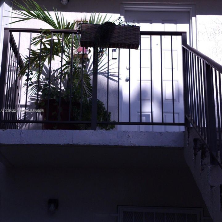 For Sale: $270,000 (2 beds, 2 baths, 810 Square Feet)