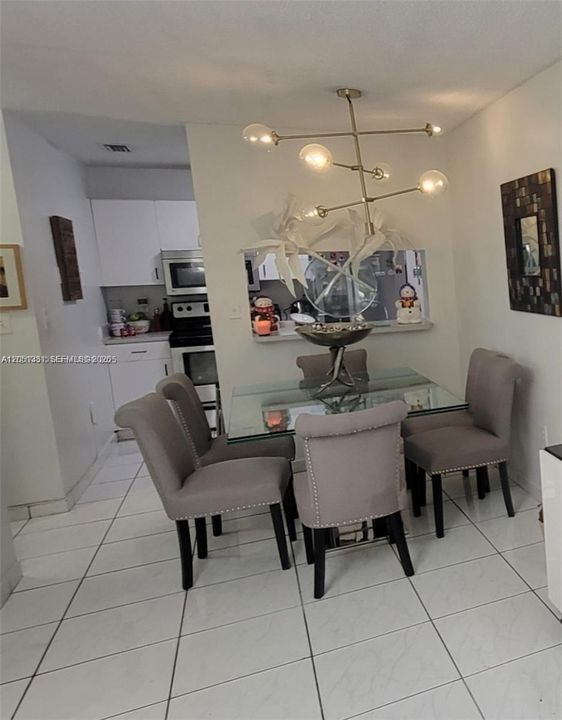 For Sale: $270,000 (2 beds, 2 baths, 810 Square Feet)