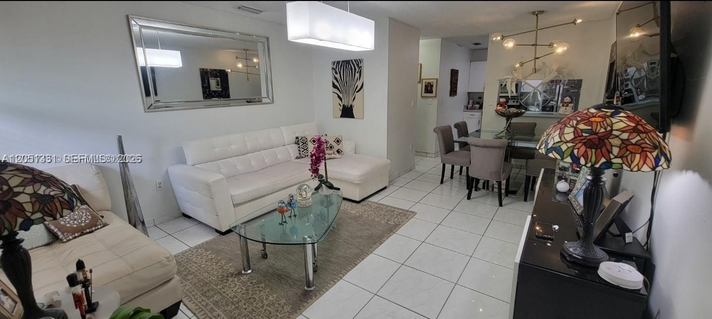 For Sale: $270,000 (2 beds, 2 baths, 810 Square Feet)