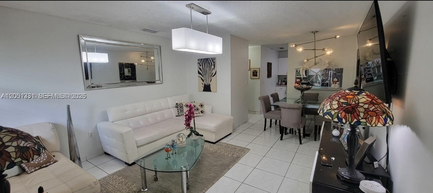 For Sale: $270,000 (2 beds, 2 baths, 810 Square Feet)