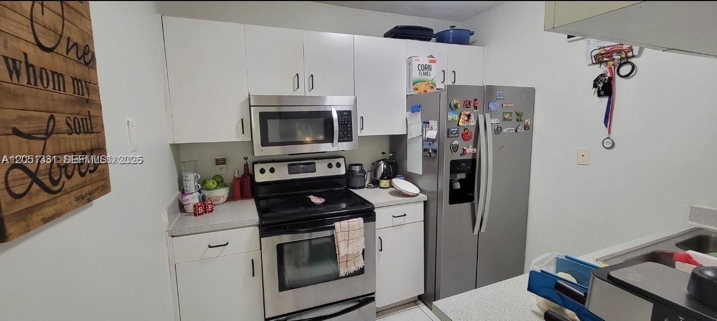 For Sale: $270,000 (2 beds, 2 baths, 810 Square Feet)