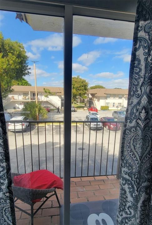For Sale: $270,000 (2 beds, 2 baths, 810 Square Feet)
