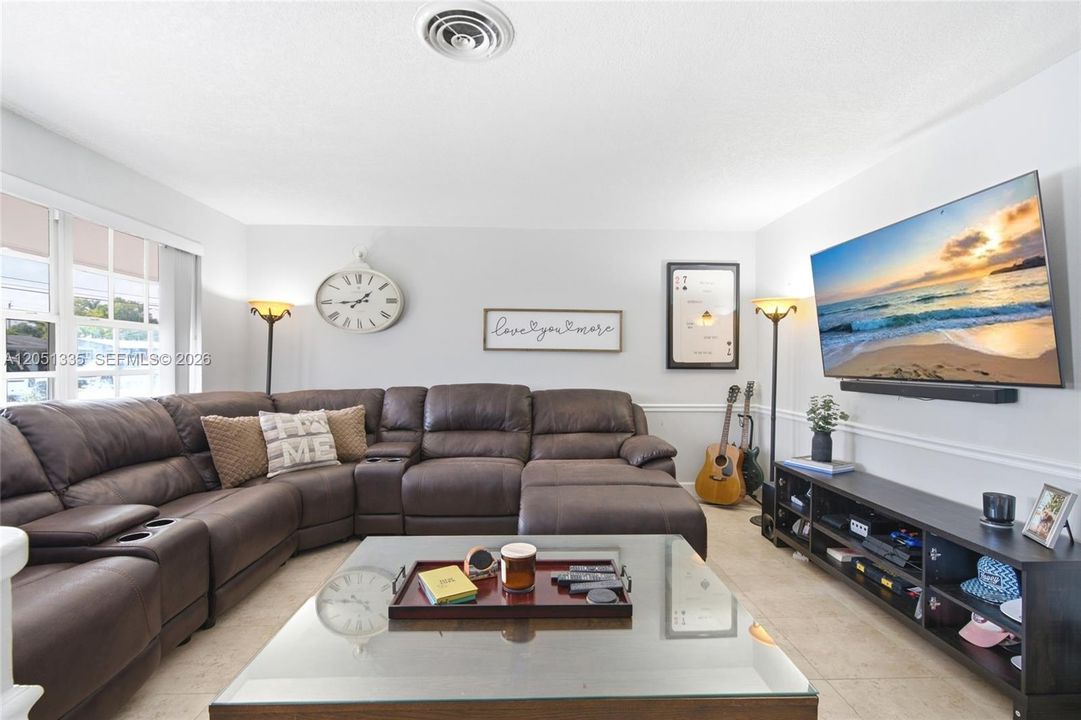 For Sale: $549,999 (2 beds, 2 baths, 1381 Square Feet)