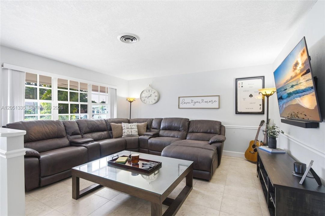 For Sale: $549,999 (2 beds, 2 baths, 1381 Square Feet)