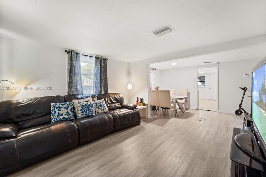 For Sale: $540,000 (2 beds, 1 baths, 927 Square Feet)