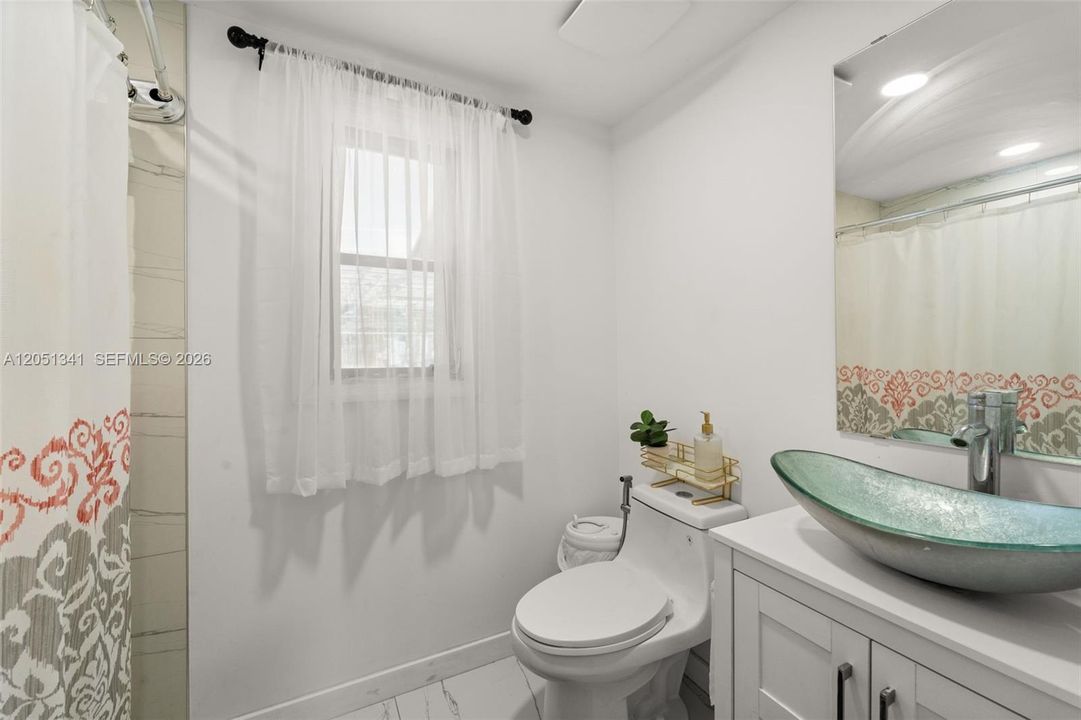 For Sale: $540,000 (2 beds, 1 baths, 927 Square Feet)