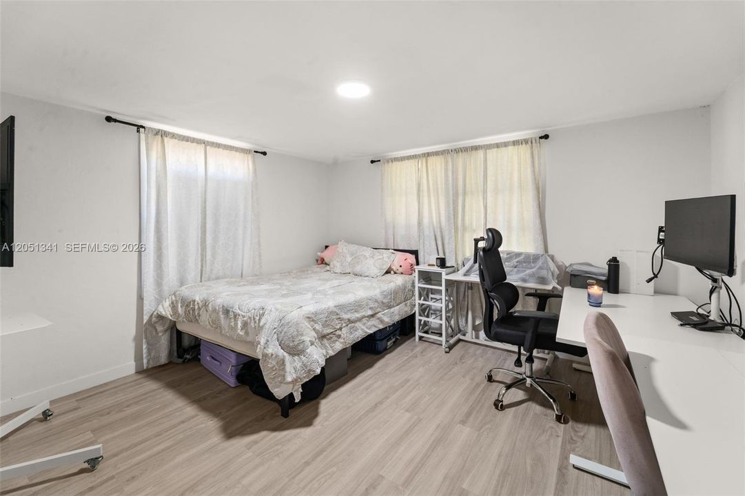 For Sale: $540,000 (2 beds, 1 baths, 927 Square Feet)