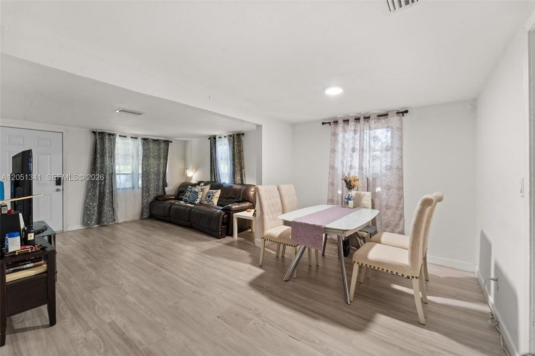 For Sale: $540,000 (2 beds, 1 baths, 927 Square Feet)