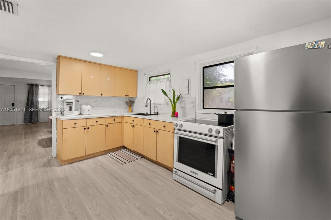 For Sale: $540,000 (2 beds, 1 baths, 927 Square Feet)