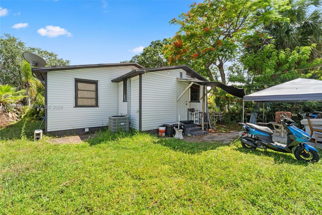 For Sale: $540,000 (2 beds, 1 baths, 927 Square Feet)