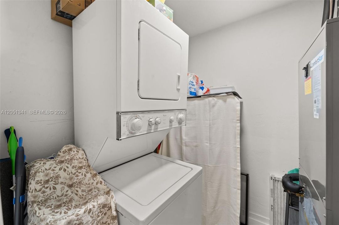 For Sale: $540,000 (2 beds, 1 baths, 927 Square Feet)