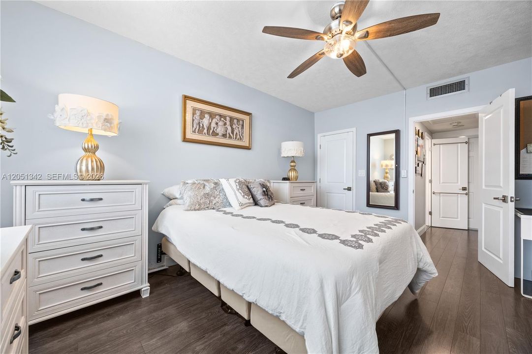 For Sale: $269,900 (1 beds, 1 baths, 762 Square Feet)