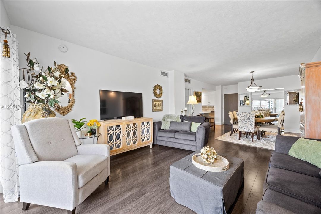 For Sale: $269,900 (1 beds, 1 baths, 762 Square Feet)