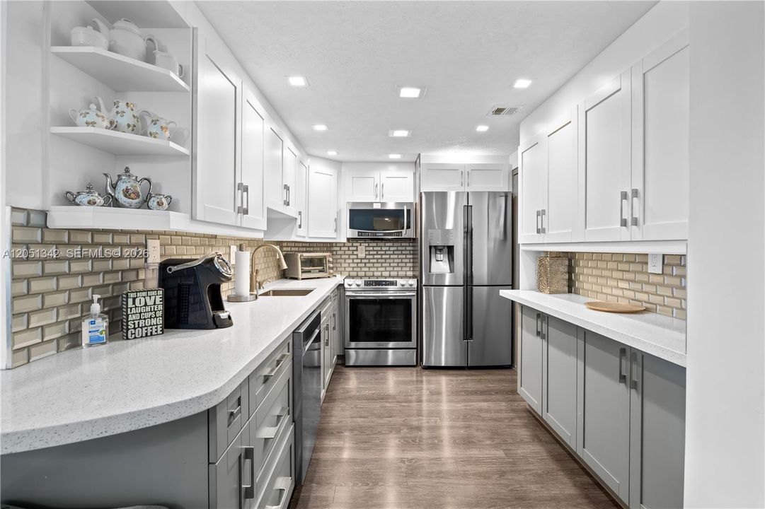 For Sale: $269,900 (1 beds, 1 baths, 762 Square Feet)