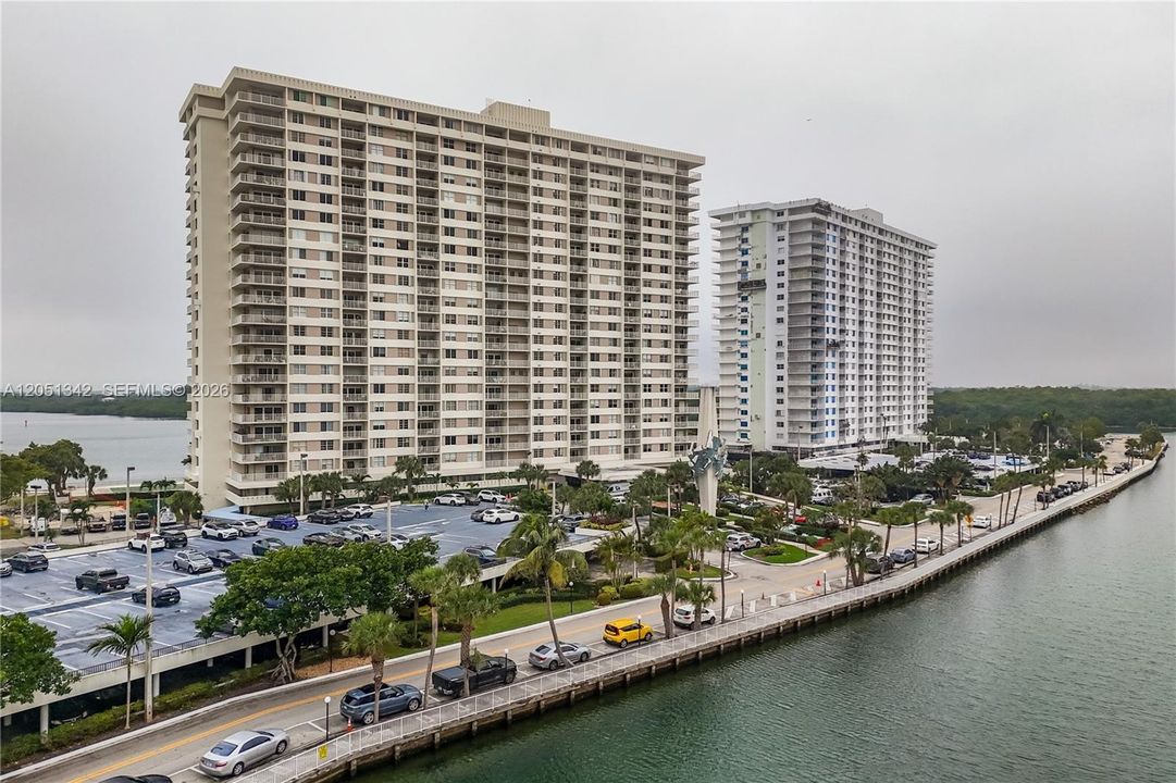 For Sale: $269,900 (1 beds, 1 baths, 762 Square Feet)