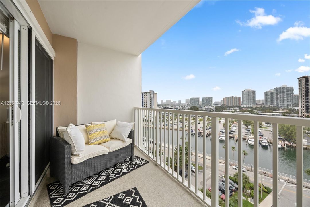 For Sale: $269,900 (1 beds, 1 baths, 762 Square Feet)