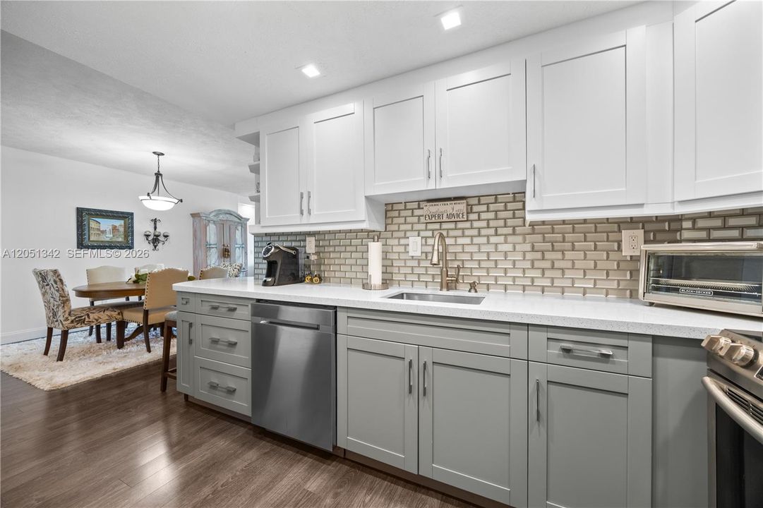 For Sale: $269,900 (1 beds, 1 baths, 762 Square Feet)