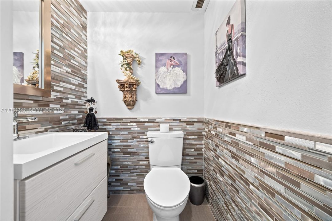 For Sale: $269,900 (1 beds, 1 baths, 762 Square Feet)