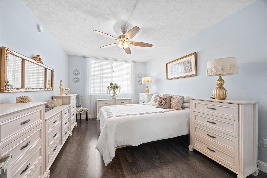 For Sale: $269,900 (1 beds, 1 baths, 762 Square Feet)