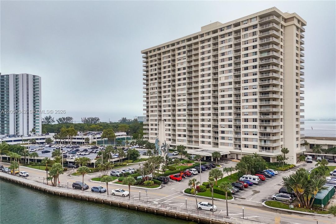 For Sale: $269,900 (1 beds, 1 baths, 762 Square Feet)