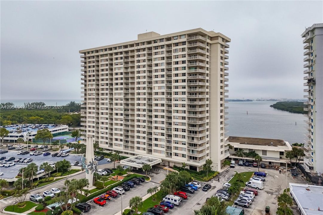 For Sale: $269,900 (1 beds, 1 baths, 762 Square Feet)