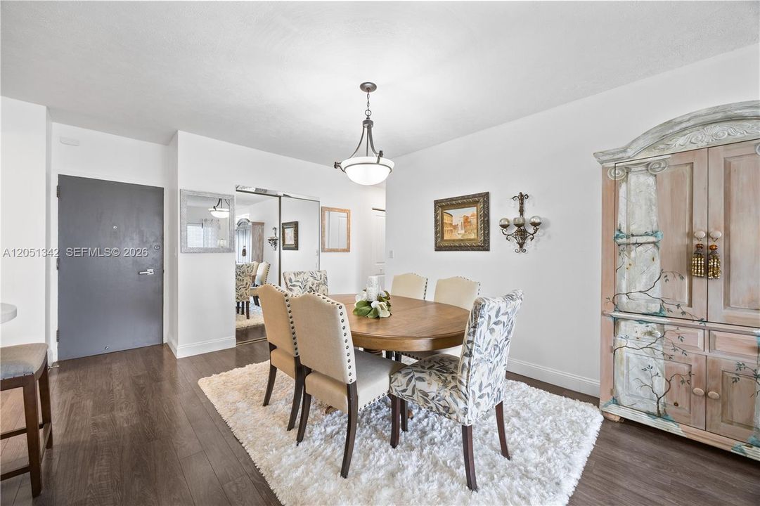 For Sale: $269,900 (1 beds, 1 baths, 762 Square Feet)
